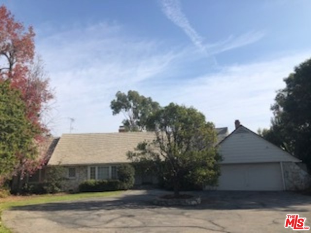 538 Chautauqua Boulevard Pacific Palisades, California First time on the market in over 30 years. Fabulous location with large backyard boasting canyon and ocean views. The home is a fixer.