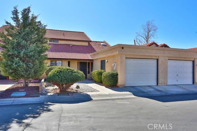 19245 Willow Dr, Apple Valley, CA 92308
