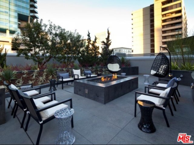 900 S FIGUEROA Street 2901 Los Angeles, California Located in Downtown Los Angeles, our high-rise apartment homes offer the perfect combination of sophistication, tranquility and convenience in an unparalleled location. Relax and unwind at home while enjoying the chic finishes of our studio, one-, two- and three-bedroom residences. Take advantage of the resort-style amenities throughout the property. Discover a new dimension of living at APEX. The One. Prices & availability subject to change.