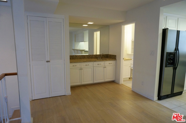 Dining Room-Wet Bar