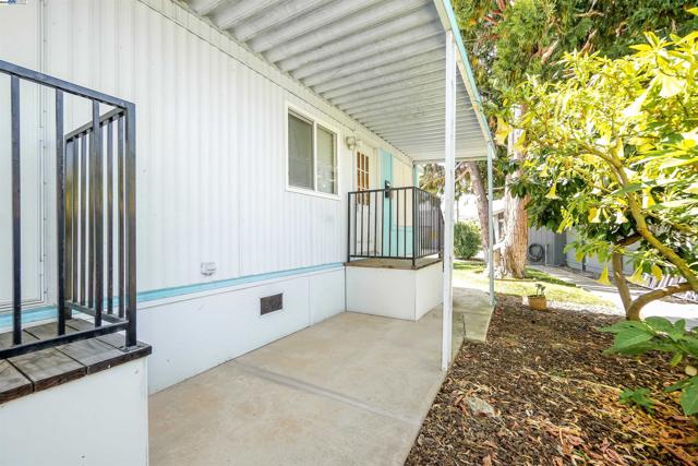 17754 Meekland Ave, Hayward CA: https://media.crmls.org/mediaz/a00014e3-0287-4f96-80f9-fd8ec6d10798.jpg