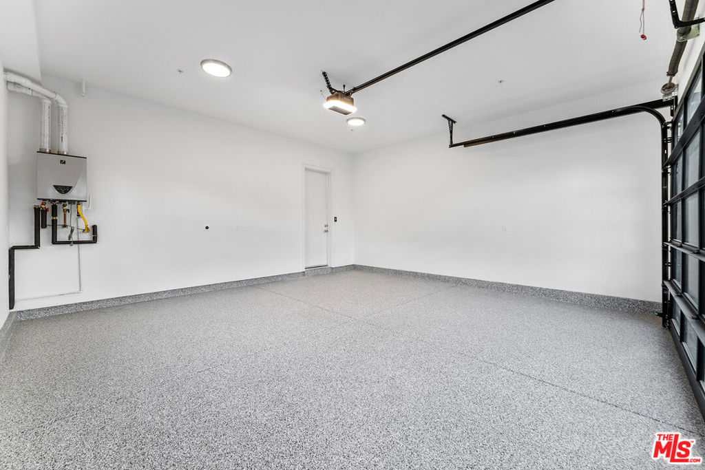 https://media.crmls.org/mediaz/a00249d1-c919-427a-87e2-d5a28e54de04.jpg?preset=X-Large