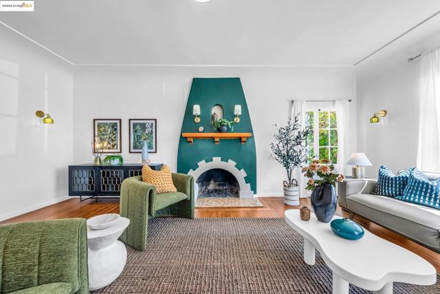 5605 Picardy Dr, Oakland CA: https://media.crmls.org/mediaz/a002949b-aab4-452f-a618-d76d73bef684.jpg
