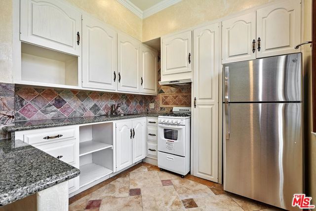 424 N Arden Boulevard, Los Angeles CA: https://media.crmls.org/mediaz/a002b484-726f-4379-9906-99a0e0a85d35.jpg