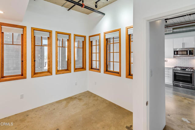 825 E 4th Street, Los Angeles CA: https://media.crmls.org/mediaz/a0030a26-ee44-42c4-b7af-8d631b0e89b8.jpg