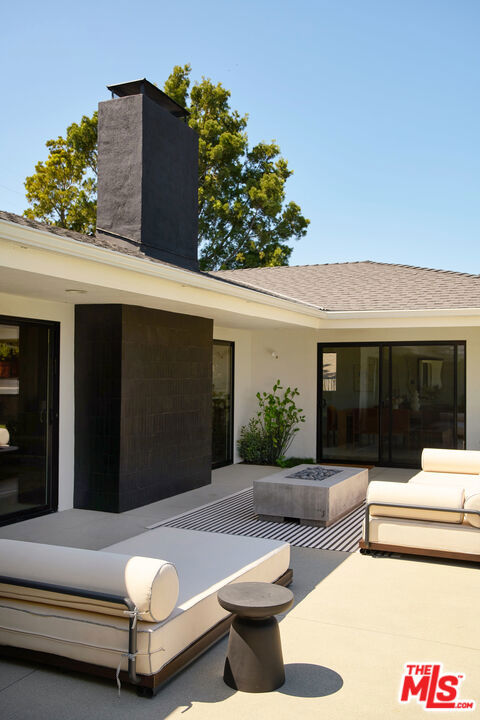 886 Teakwood Road, Los Angeles CA: https://media.crmls.org/mediaz/a003c72c-30c4-4679-90be-46183df16b23.jpg