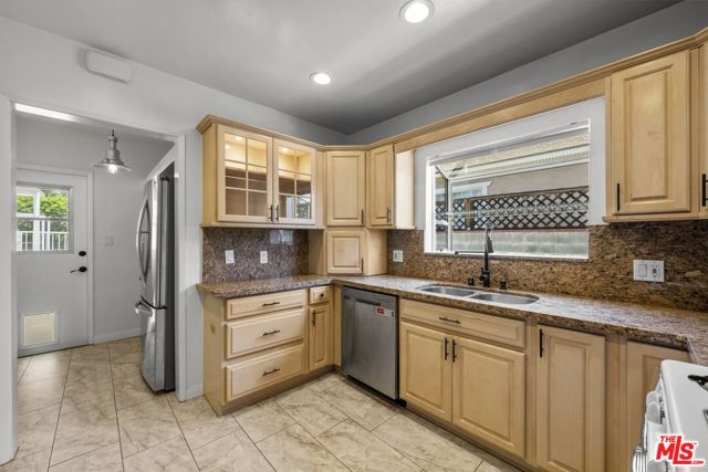 923 W Orange Grove Avenue, Burbank CA: https://media.crmls.org/mediaz/a003e5bd-0d85-4013-9d73-e6143fcb9b56.jpg
