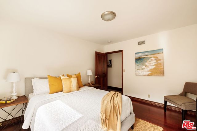 2617 Sleepy Hollow Place, Glendale CA: https://media.crmls.org/mediaz/a0047ad8-4761-430f-b210-037d40389e68.jpg