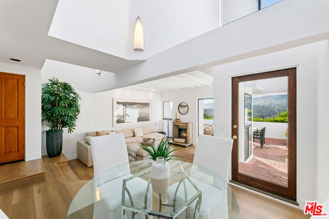 29221 Heathercliff Road, Malibu CA: https://media.crmls.org/mediaz/a004a859-cc15-4119-9153-ee13bd3fcc18.jpg