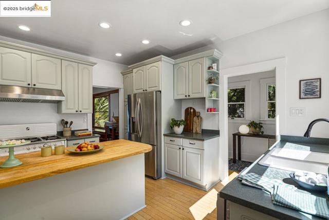 1398 Scenic Ave, Berkeley CA: https://media.crmls.org/mediaz/a00524d6-adad-4b6a-9544-c56af5fa96f4.jpg