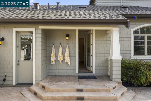 21 Meadow Lake Dr, Danville CA: https://media.crmls.org/mediaz/a00538c7-2e11-43d1-978c-001cbcce801b.jpg