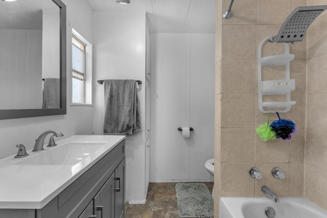 40 Country Club Drive, Palm Desert CA: https://media.crmls.org/mediaz/a0060208-a92d-4176-9cc1-47066d2d73ee.jpg