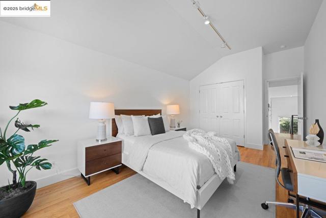 678 Clipper St, San Francisco CA: https://media.crmls.org/mediaz/a0061816-8cbd-4f47-89fd-69458f456bc3.jpg