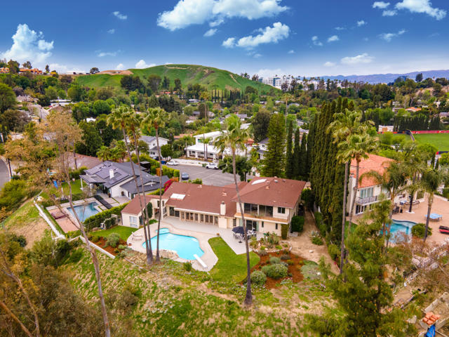 5324 Felice Place, Woodland Hills CA: https://media.crmls.org/mediaz/a00841e1-a8cb-4a57-838c-17d907cc51e1.jpg