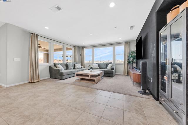 2859 Wylin Blvd, Lathrop CA: https://media.crmls.org/mediaz/a008ccde-9526-44b1-b9a8-b1292477c355.jpg