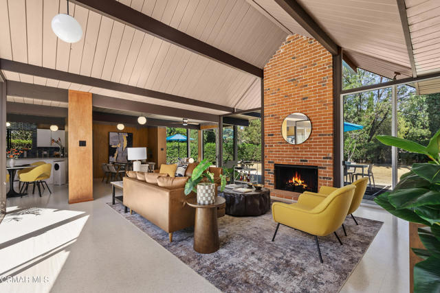 1449 Fordham Avenue, Thousand Oaks CA: https://media.crmls.org/mediaz/a0096db9-e4dc-4d23-bc46-7f33c4b81532.jpg