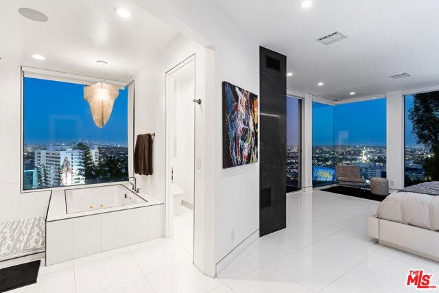 1377 Miller Place, Los Angeles CA: https://media.crmls.org/mediaz/a009c8f5-6625-425b-a70a-8b0b14ee6126.jpg