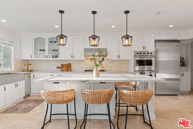 16979 Encino Hills Drive, Encino CA: https://media.crmls.org/mediaz/a00a5207-1975-42e9-86f0-3b9ffbc80576.jpg