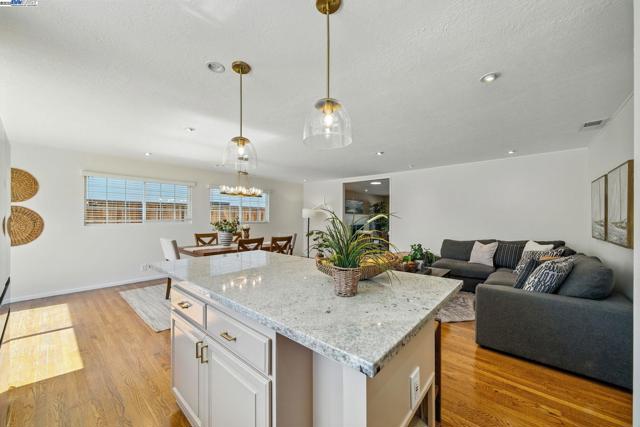 420 Camden Rd, Alameda CA: https://media.crmls.org/mediaz/a00a5ab0-07aa-446b-8752-368c10f413e9.jpg