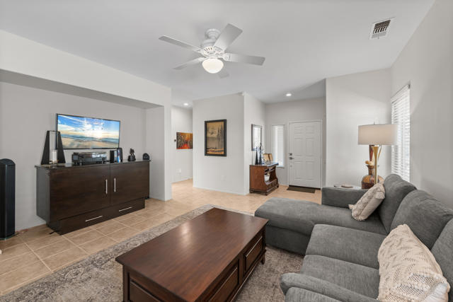78680 Postbridge Circle, Palm Desert CA: https://media.crmls.org/mediaz/a00a7bc4-8f1f-4069-b7f8-309a8d636fb2.jpg