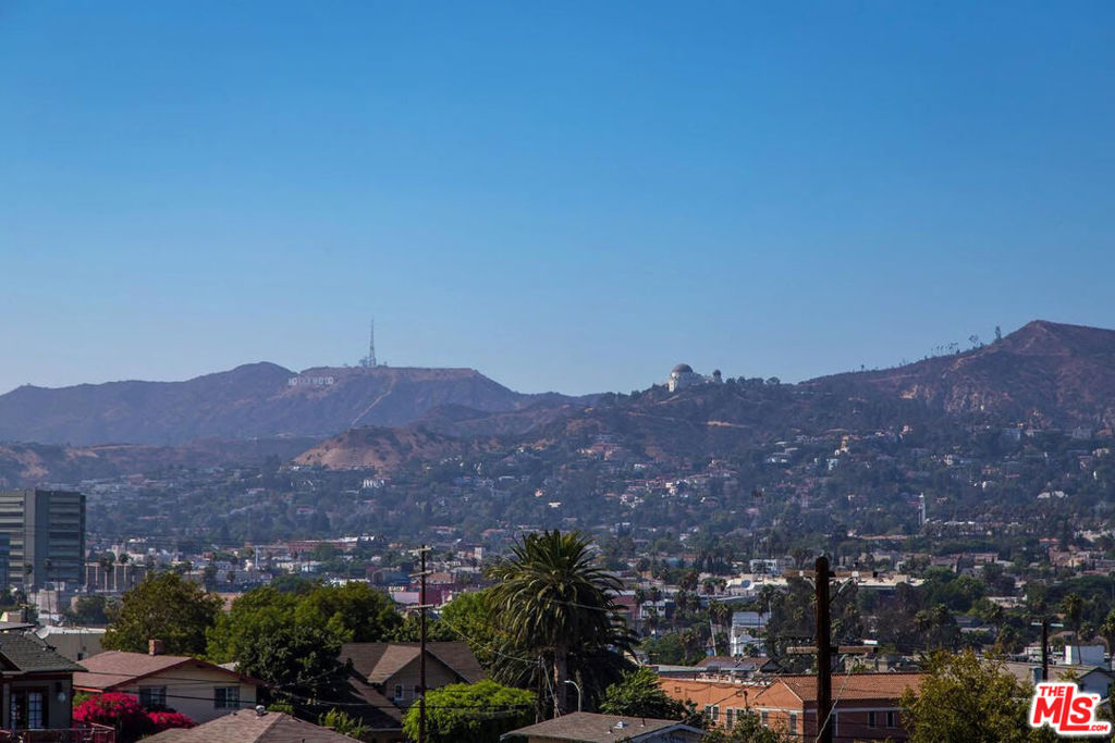 https://media.crmls.org/mediaz/a00bea4a-8030-4aaa-a829-5b64de5bca2f.jpg?preset=X-Large
