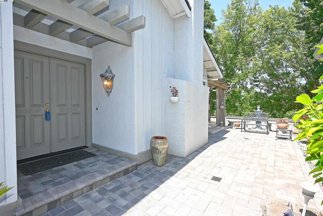 727 Paradise Valley Ct, Danville CA: https://media.crmls.org/mediaz/a00cc6e2-9f51-4507-86f7-9e7edea166d4.jpg