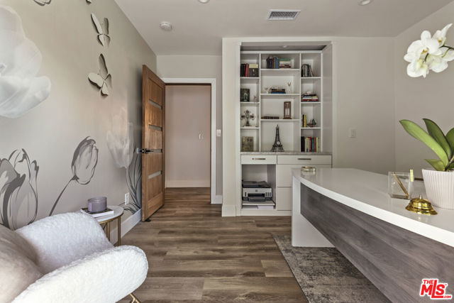 4430 Natoma Avenue, Woodland Hills CA: https://media.crmls.org/mediaz/a00cfa01-d9d2-4659-889e-fd43771a27be.jpg