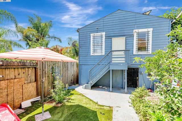 2530 Market St, Oakland CA: https://media.crmls.org/mediaz/a00d3eef-eaf5-4d1f-b412-0fbf0a620225.jpg