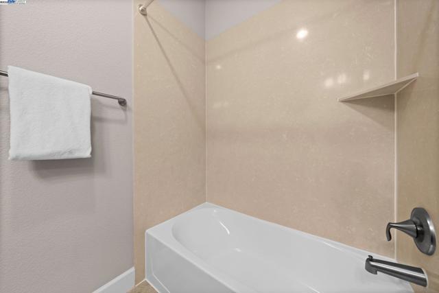 5223 S Esprit Loop, Dublin CA: https://media.crmls.org/mediaz/a00da7d7-2147-41a5-9b68-6cc01a47812d.jpg
