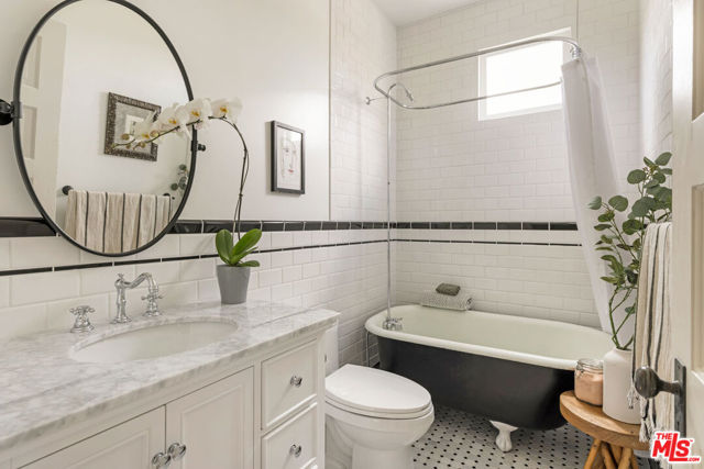 844 E Kensington Road, Los Angeles CA: https://media.crmls.org/mediaz/a00df196-4635-44ee-a072-f026d2e7f873.jpg