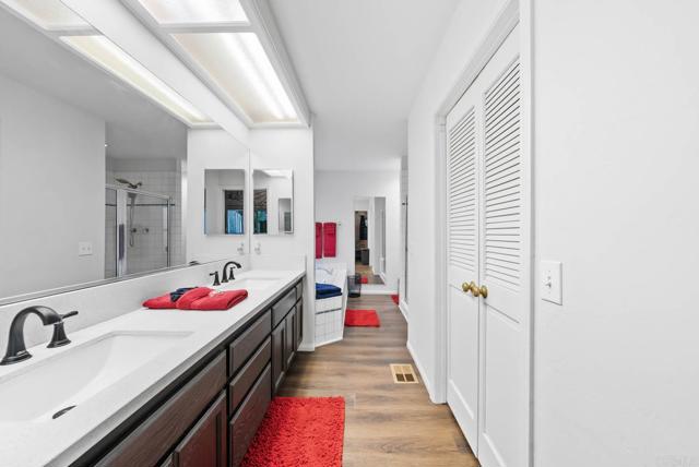15425 Vista Vicente Dr, San Diego CA: https://media.crmls.org/mediaz/a00e4156-12e4-4752-957e-af2e284db36a.jpg