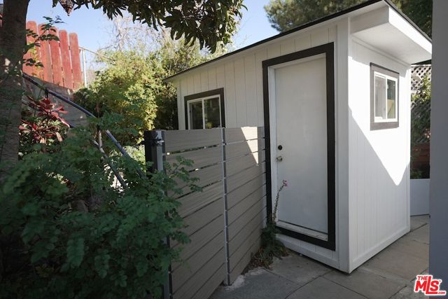 441 N Avenue 52, Los Angeles CA: https://media.crmls.org/mediaz/a0102c48-7f8a-4451-ba93-7323956fae02.jpg