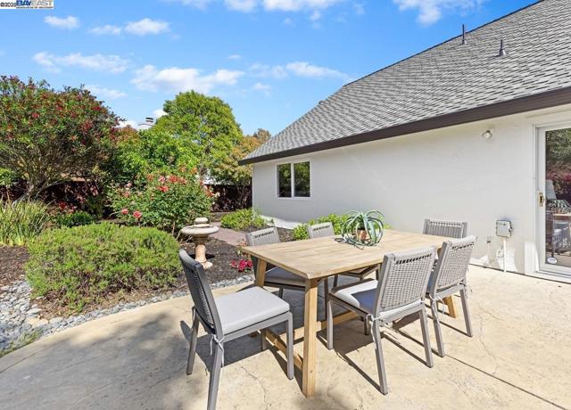2752 Morgan Dr, San Ramon CA: https://media.crmls.org/mediaz/a01044c2-f7a1-4a99-b3f5-563f444de20c.jpg
