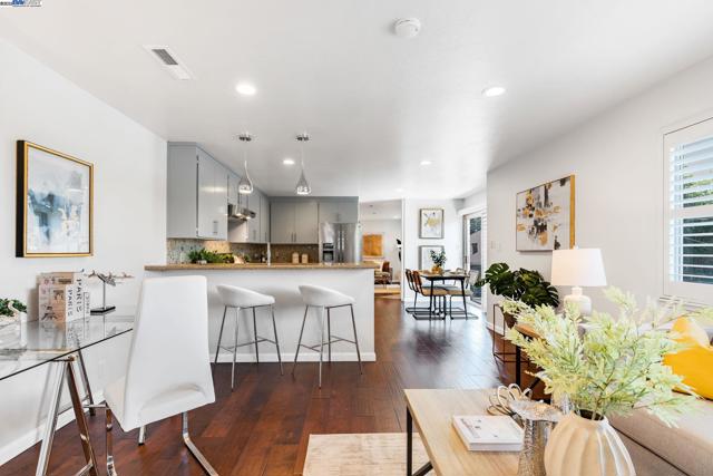 1233 Broadway, Alameda CA: https://media.crmls.org/mediaz/a0104d6e-afef-4b39-b91d-cc95bde156dd.jpg