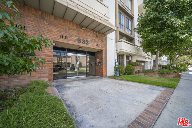 533 S St Andrews Place, Los Angeles CA: https://media.crmls.org/mediaz/a01215e4-f00d-4e19-9ef0-4a1a6705ba07.jpg