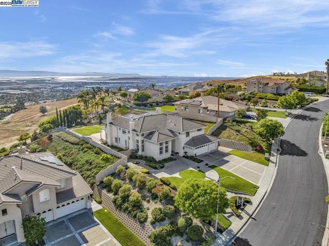 48912 Crown Ridge Cmn, Fremont CA: https://media.crmls.org/mediaz/a0124615-55e7-4cf7-baea-a623b45da937.jpg