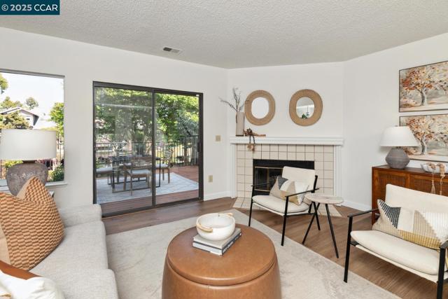 23 Shepardson Ln, Alameda CA: https://media.crmls.org/mediaz/a012a920-b7af-4029-b7c2-83974a2b862e.jpg