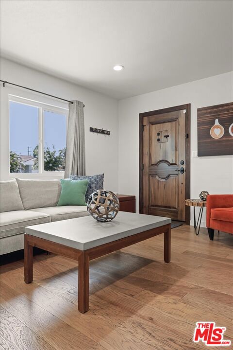 7427 Cleon Avenue, Sun Valley CA: https://media.crmls.org/mediaz/a013d1db-9d97-4865-8b75-34ce64ea3ebf.jpg