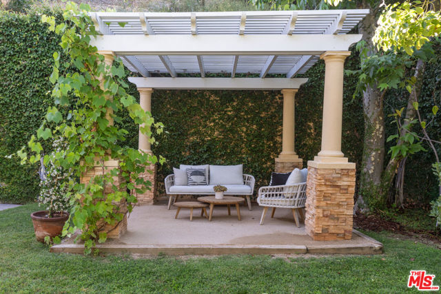 3697 Benedict Canyon Lane, Sherman Oaks CA: https://media.crmls.org/mediaz/a015d1ec-abd7-41bb-97e2-9e329990739b.jpg