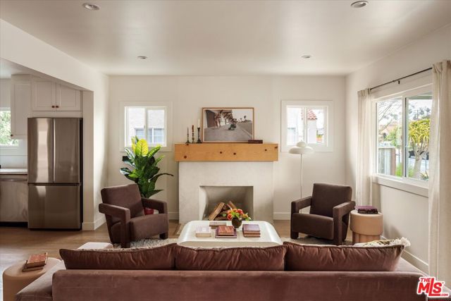 2041 S Palm Grove Avenue, Los Angeles CA: https://media.crmls.org/mediaz/a0170093-5d09-4049-9617-0ceb2b40e67c.jpg