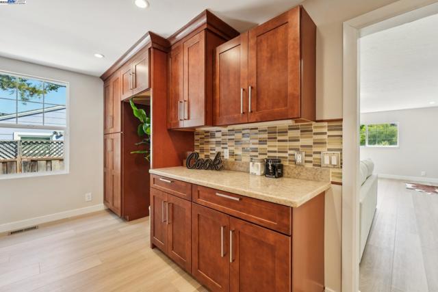 431 Alameda De Las Pulgas, Redwood City CA: https://media.crmls.org/mediaz/a017cdb4-80db-417c-b103-6c2e8b29e272.jpg
