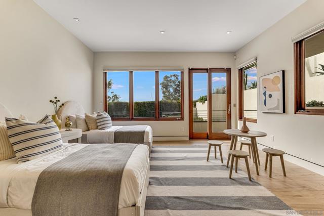 8070 La Jolla Scenic Dr N, La Jolla CA: https://media.crmls.org/mediaz/a01954f9-a0c6-4ebb-99ef-9b421e281183.jpg
