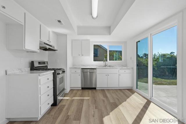464 Dorsey Way, Vista CA: https://media.crmls.org/mediaz/a0198b5f-a93b-46c7-9620-cdf8b89bef2f.jpg