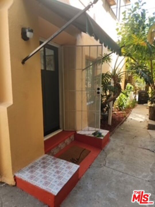 1028 N Hayworth Avenue, West Hollywood CA: https://media.crmls.org/mediaz/a019ec7a-81ba-4cfd-98c4-be970fc7ada1.jpg