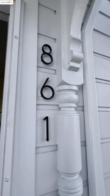 861 20Th St, Oakland CA: https://media.crmls.org/mediaz/a019fbbd-685e-4c0e-b7e8-7c314aefb6ef.jpg