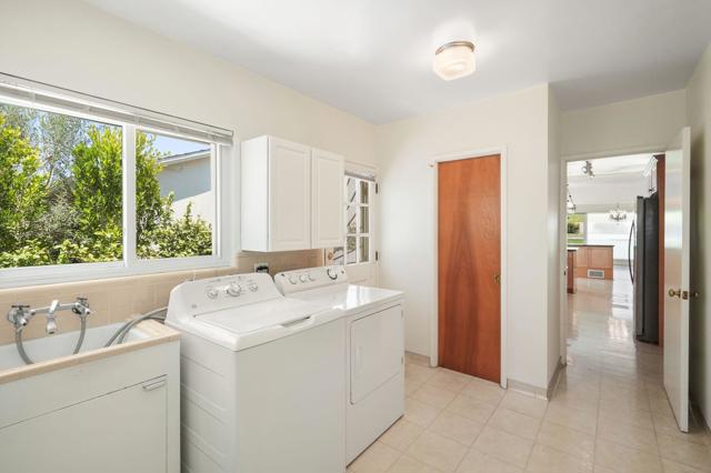 108 W Kenneth Road, Glendale CA: https://media.crmls.org/mediaz/a01a58dc-055c-43a3-b1c4-7986de94894d.jpg