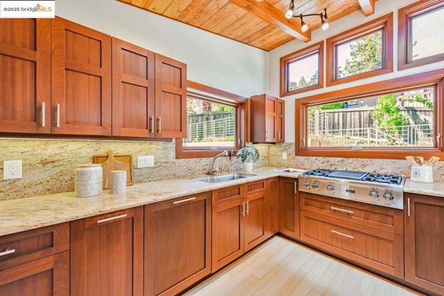 6815 Paso Robles Dr, Oakland CA: https://media.crmls.org/mediaz/a01aa9a0-a5a4-4c01-bd0a-ac46d3e0b9ae.jpg