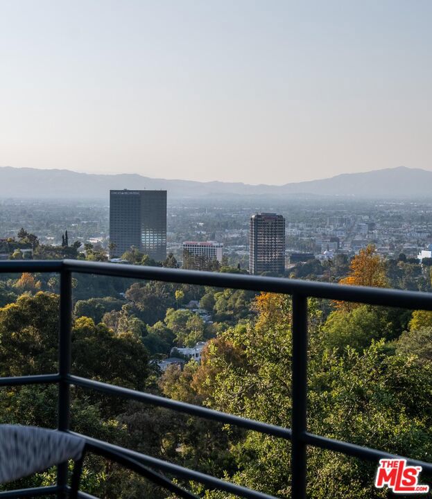 7209 Sunnydip Trail, Los Angeles CA: https://media.crmls.org/mediaz/a01bb2c6-34b1-4e55-91ea-e6b9fb5cb591.jpg