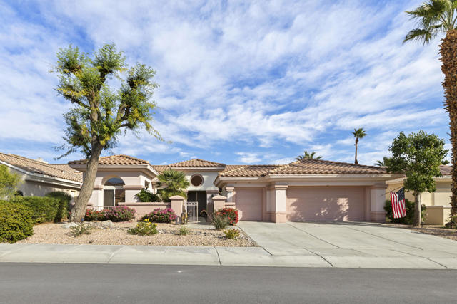 78108 Foxbrook Lane, Palm Desert CA: https://media.crmls.org/mediaz/a01cb6a0-6a8e-4dcf-90f5-862132ff1314.jpg
