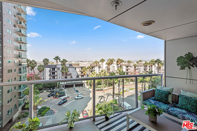 13600 Marina Pointe Drive, Marina del Rey CA: https://media.crmls.org/mediaz/a01d0e35-ddb0-4b9b-b3e6-bca8a4b0fa76.jpg